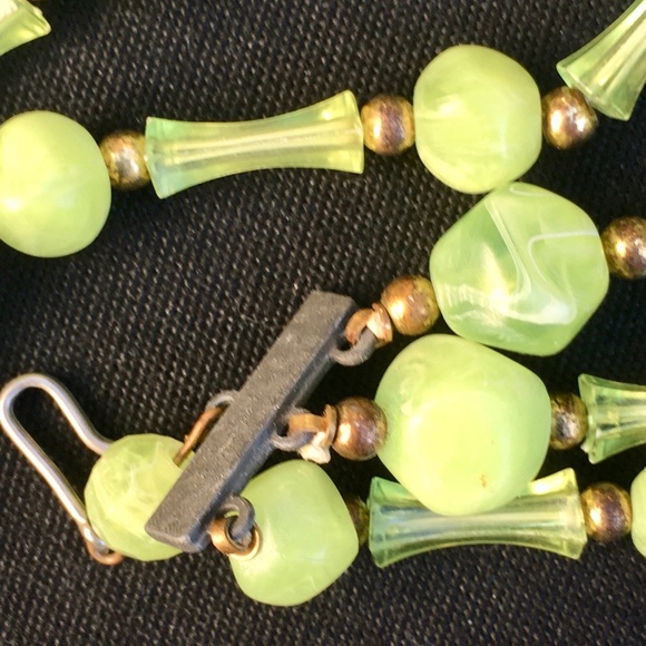 Retro Vintage Green Lucite Triple Strand Necklace - Picture 4 of 6